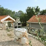 Robinson House In With Sea View, Terrace 4452-1 Hébergement de vacances Okrug Gornji