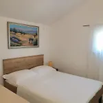 Robinson House In With Sea View, Terrace 4452-1 Okrug Gornji