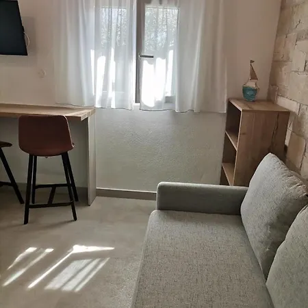 Robinson House In With Sea View, Terrace 4452-1 Okrug Gornji
