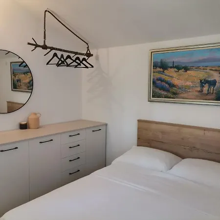 Robinson House In With Sea View, Terrace 4452-1 Hébergement de vacances Okrug Gornji